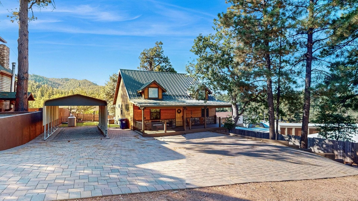 Strawberry House | Charming cabin with hot tub near the Gila National Forest