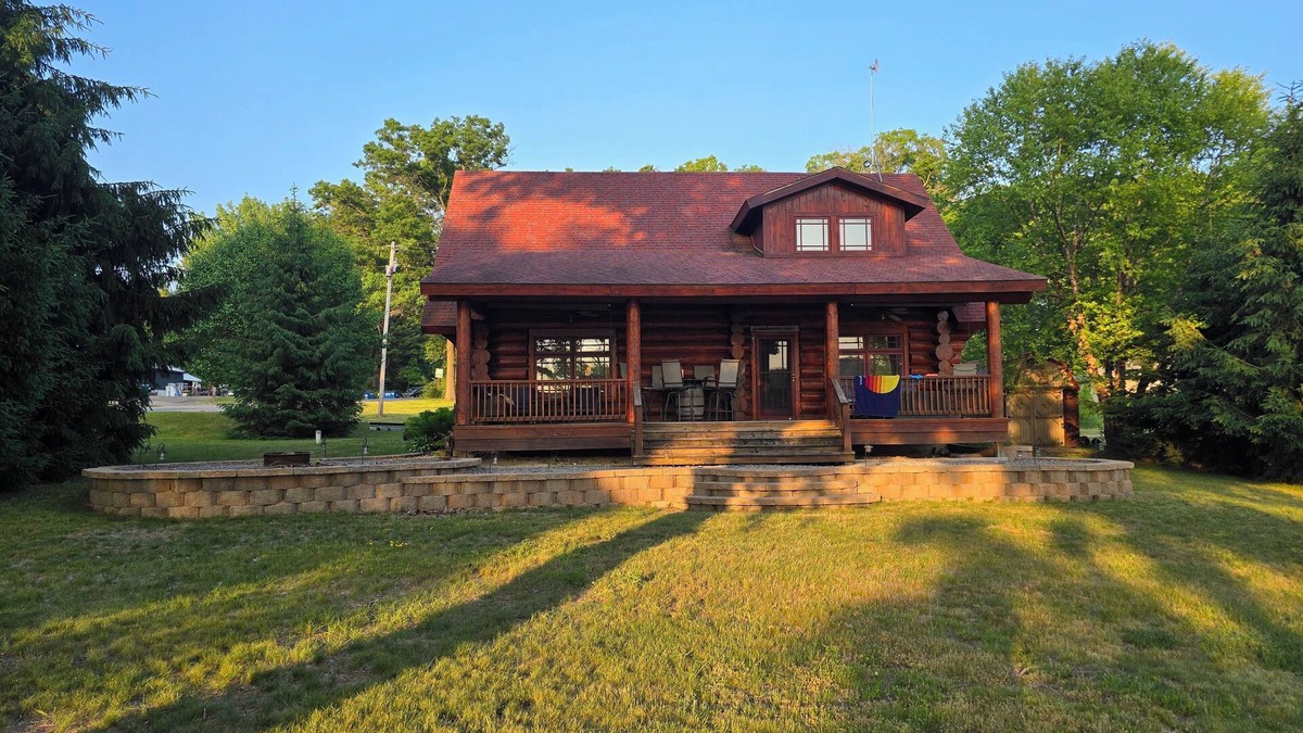White Cloud Cabin | Charming cabin with AC on Diamond Lake