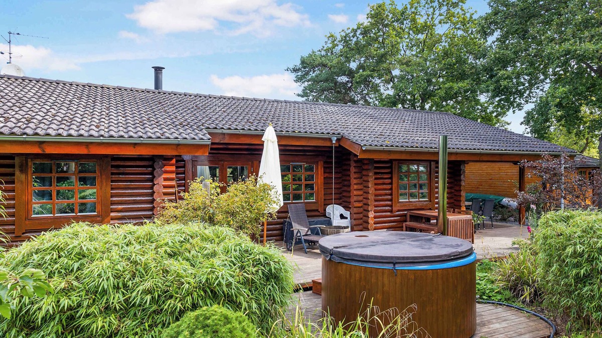 Hoeve Strand House | Charming cabin with wilderness hot tub