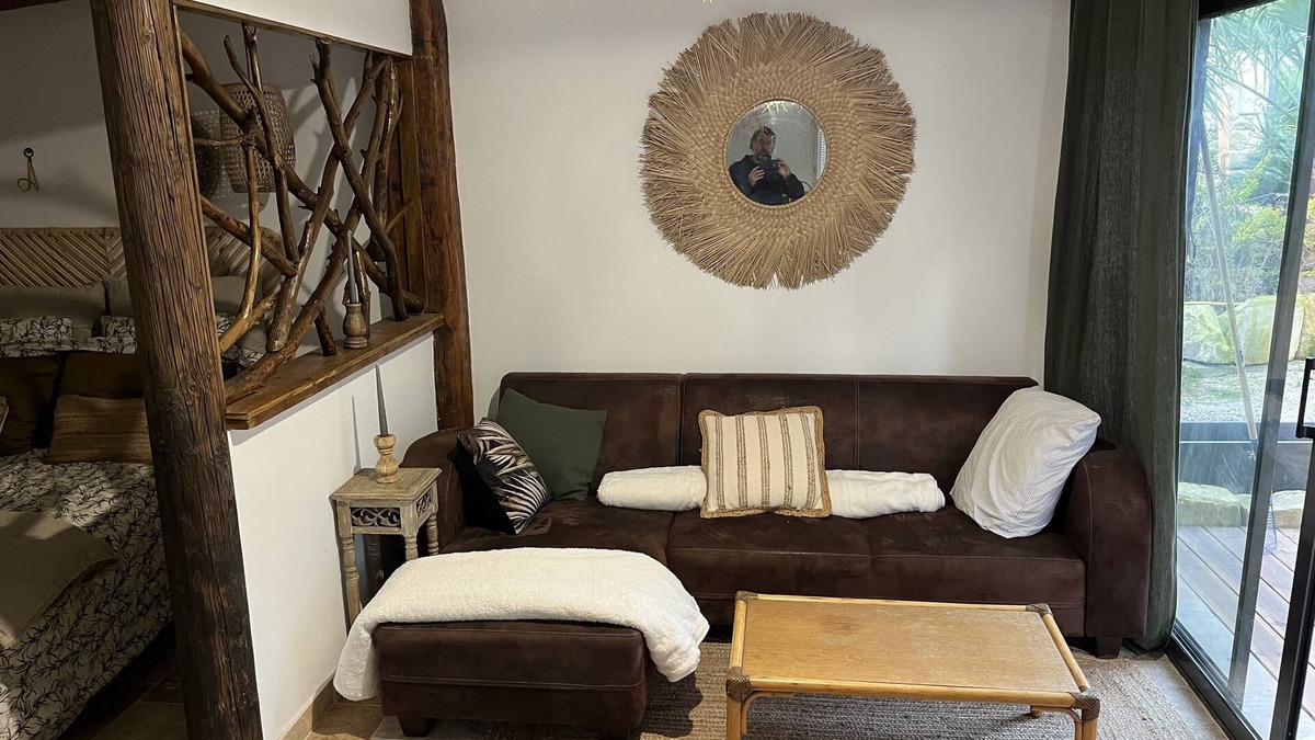 Barbentane Apartment | Charming cafoutchi at the foot of Montagnette