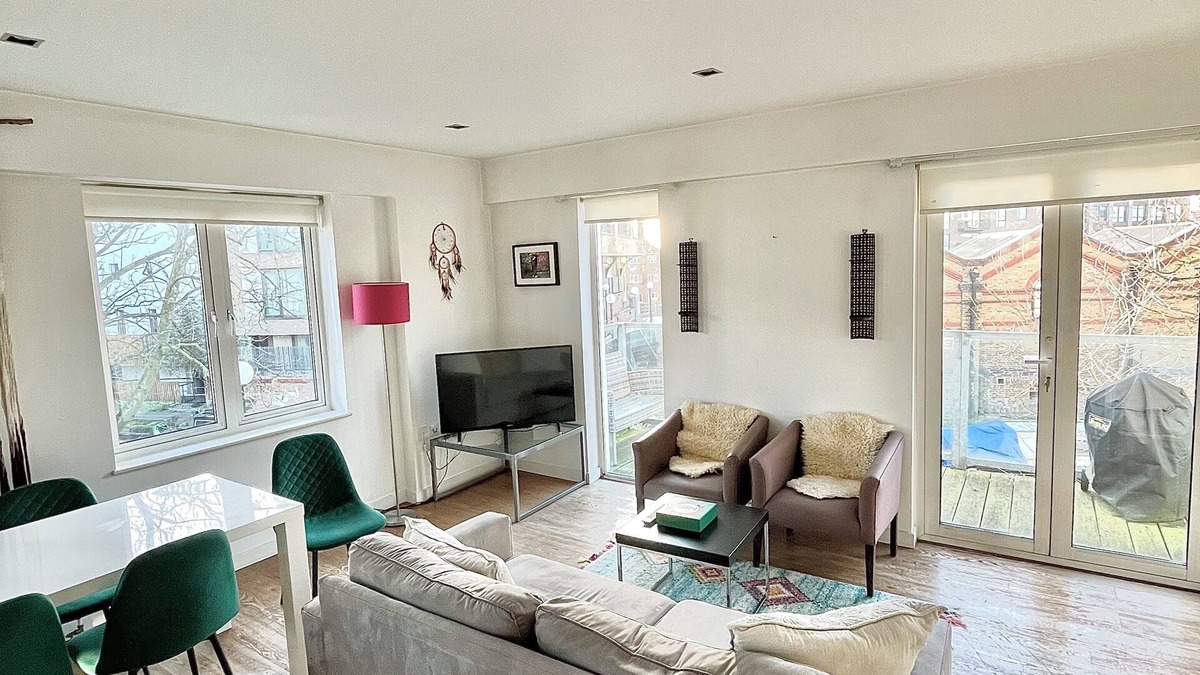 Queen's Park Apartment | Charming Canal-Side 2 Double-Bedroom Flat Near Iconic Portobello Road