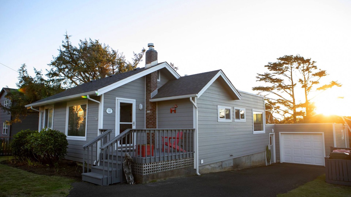 Tolovana Park House | Charming Cannon Beach Cottage- Perfect Family Getaway near the beach!