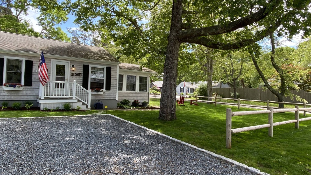Bass River House | Charming Cape Cod Family Cottage - 5 min walk to beach! BRING FIDO!