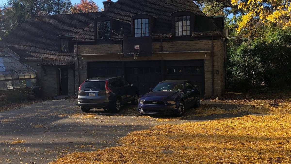 Wynnewood Apartment | Charming Carriage house apartment in prime location + Free Parking