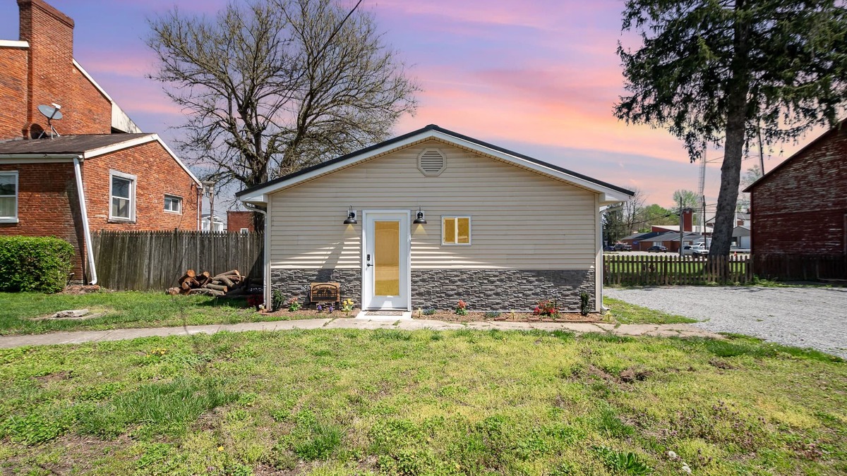 Warsaw Cottage | Charming Carriage House near the river and Ark Encounter