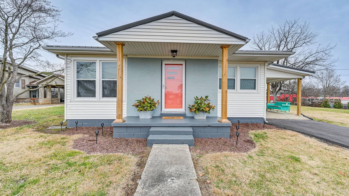 Cave City House | Charming Cave City Vacation Rental w/Fire Pit!