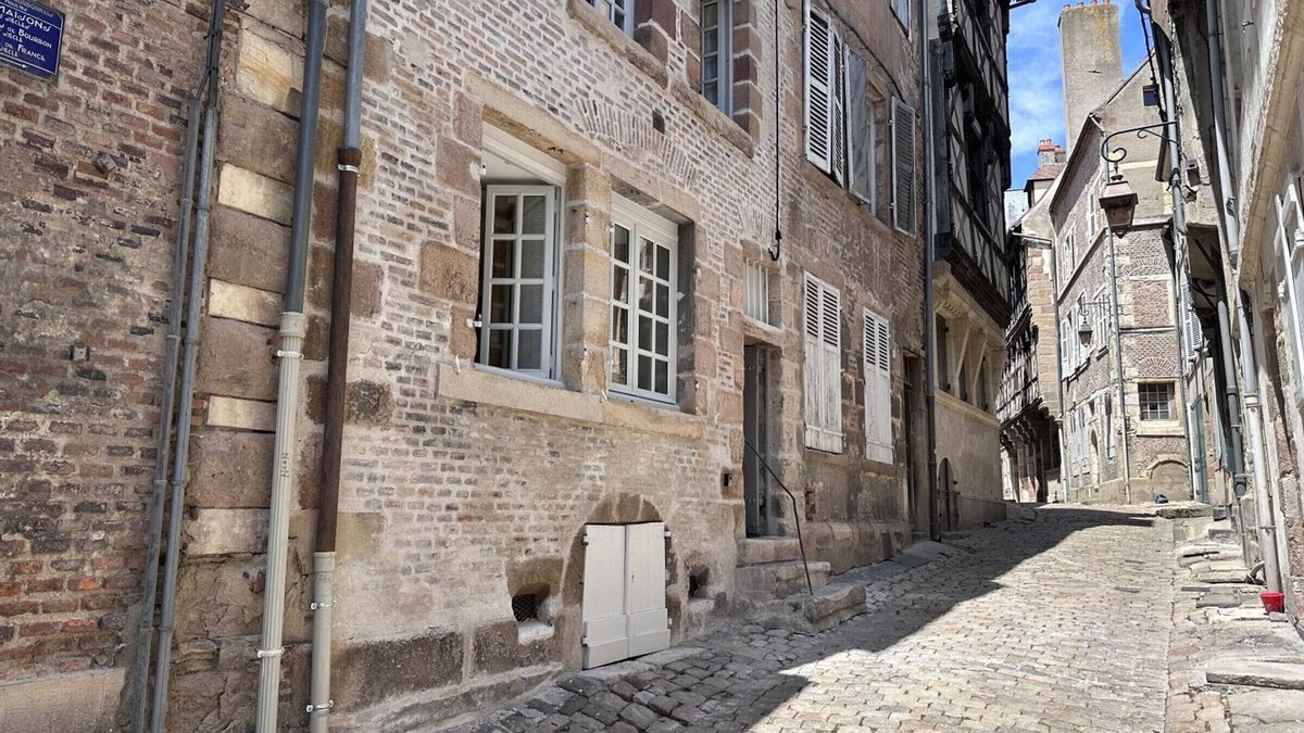 Moulins Apartment | Charming Central Studio with Terrace, Near Historical Sites, Fully Equipped, Sleeps 2, Free Wi-Fi