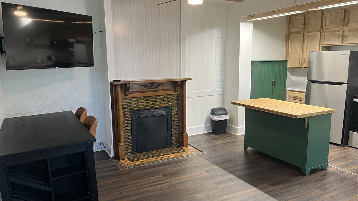 Newark Apartment | Charming centrally located 1-bedroom apartment in Newark with WiFi.
