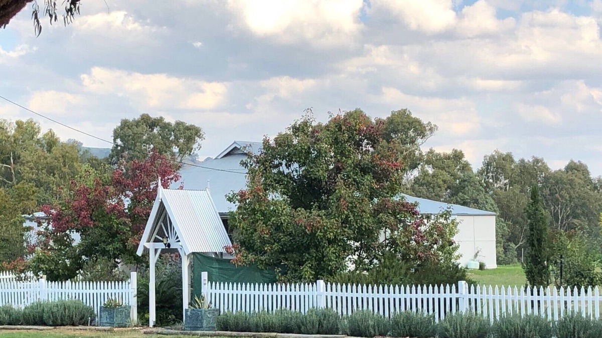 Hovells Creek House | Charming Century Old Country Cottage with a touch of French elegance.