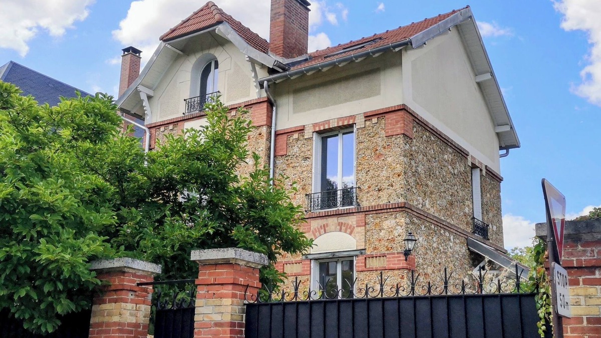 Velizy-Villacoublay House | Charming century-old millstone house. Versailles 15 minutes away, Paris 30 minutes.