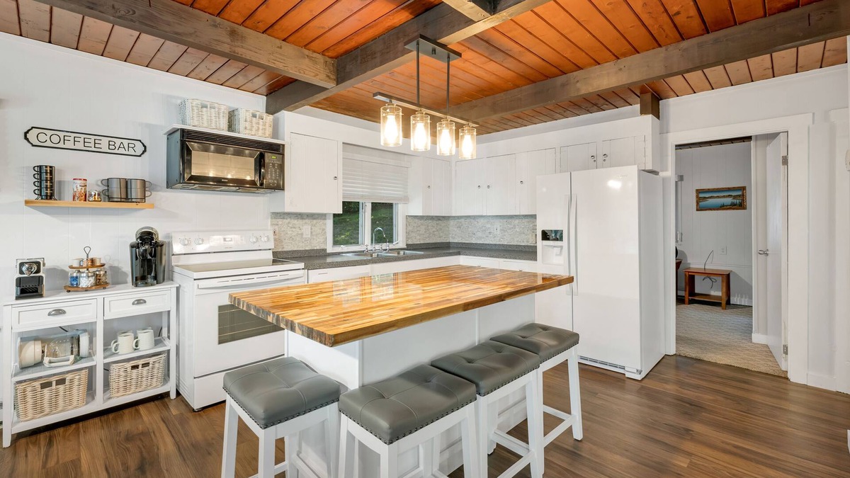 Gilford House | Charming Chalet 5 minutes to both Lake Winni & Gunstock Mtn