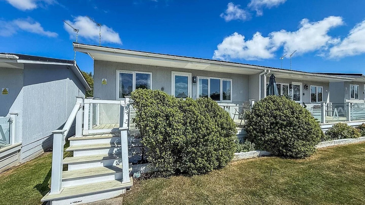 Oulton Broad Ski Chalet | Charming chalet on a fantastic holiday park in Lowestoft ref 12077B