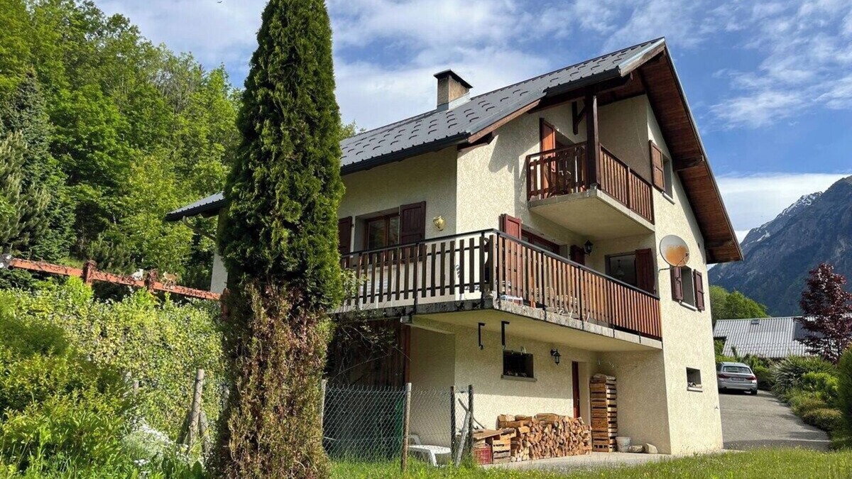 Allemond Ski Chalet | CHARMING CHALET - SLEEPS 6