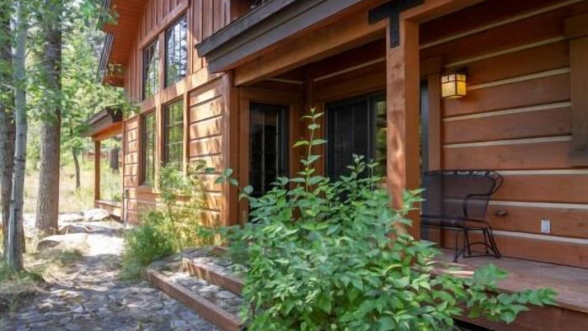 Tamarack Ski Chalet | Charming Chalet |Soaking Tub and Wood Fireplace