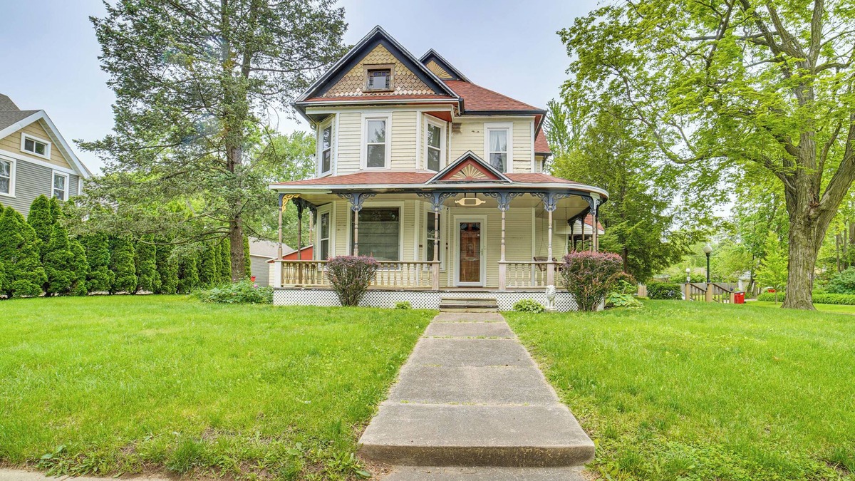 Champaign House | Charming Champaign Victorian w/Deck!