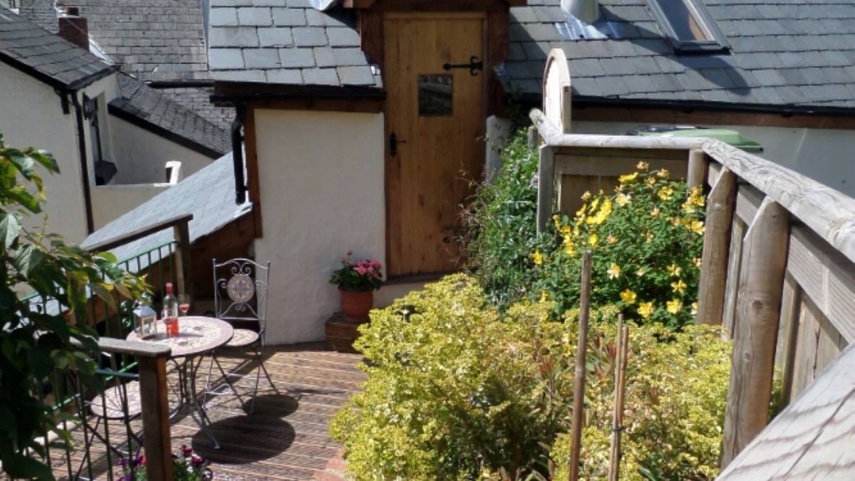 Stokeinteignhead Cottage | Charming Character Cottage in Picturesque Village 5 * rated