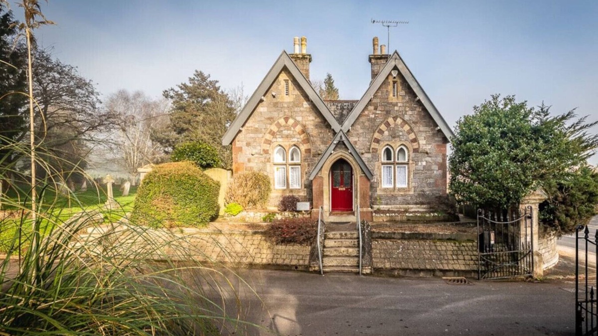 Exeter House | Charming character lodge in cemetery grounds