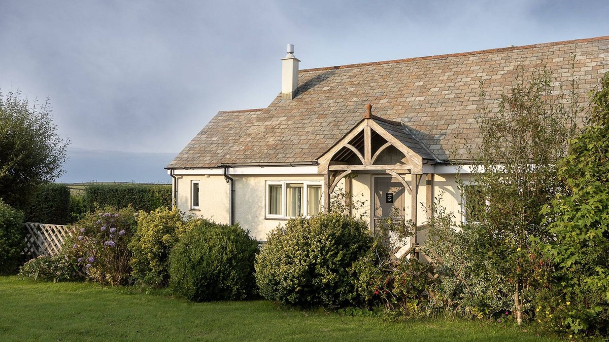 Wainhouse Corner Cottage | Charming characterful cottage overlooking Cornish countryside and sea view.