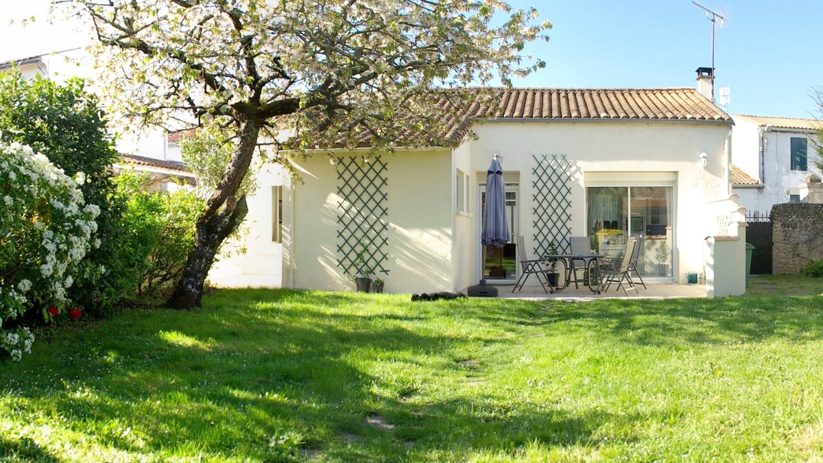 Arvert House | Charming Charentaise house with pretty enclosed garden, pets welcome