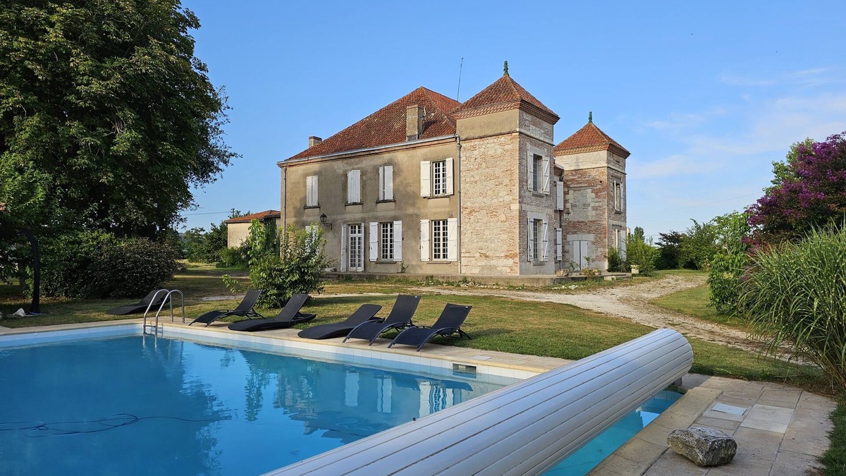 Golfech Other | Charming chateau, spacious and pleasant. Heated swimming pool. Promos and discounts.