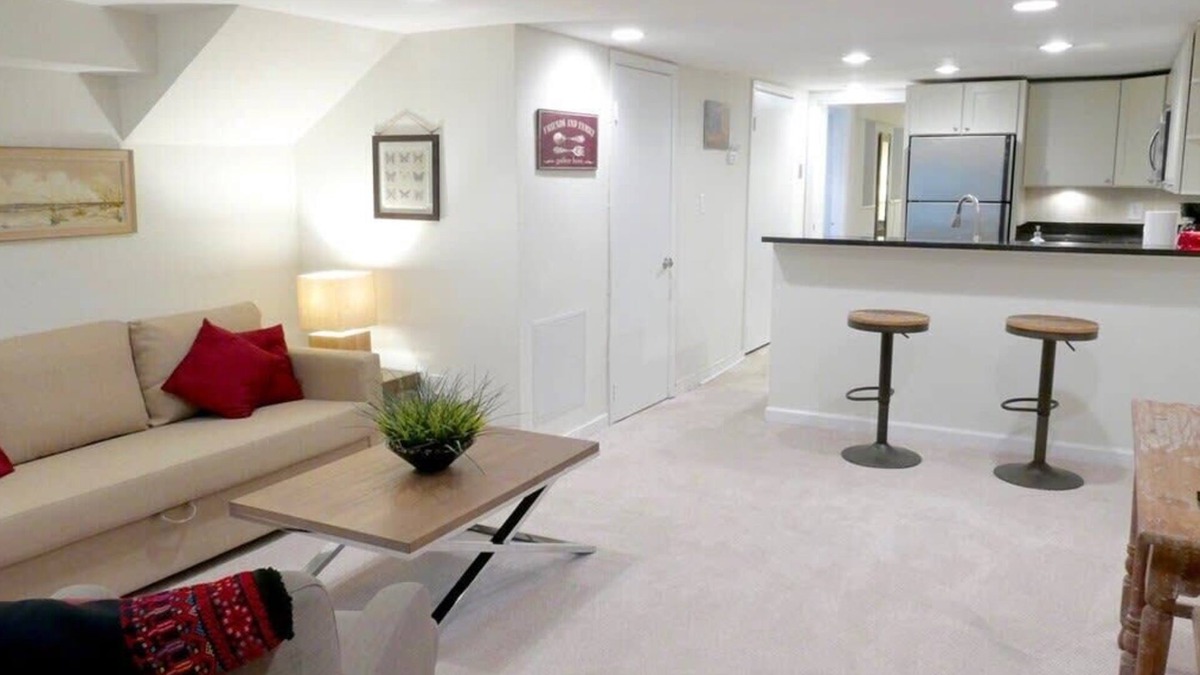 Lanier Heights Apartment | Charming City Centered Walk to Zoo!