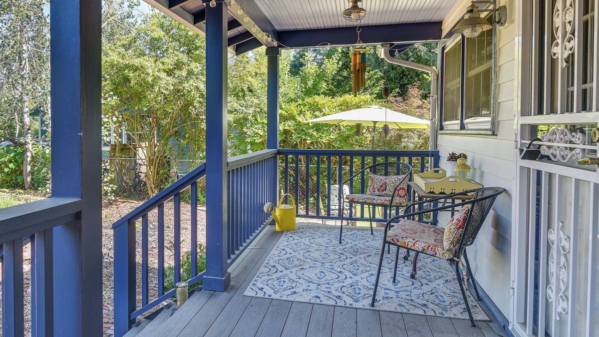 St. Johns Cottage | Charming City Cottage ~ 8 Mi to Downtown Portland!