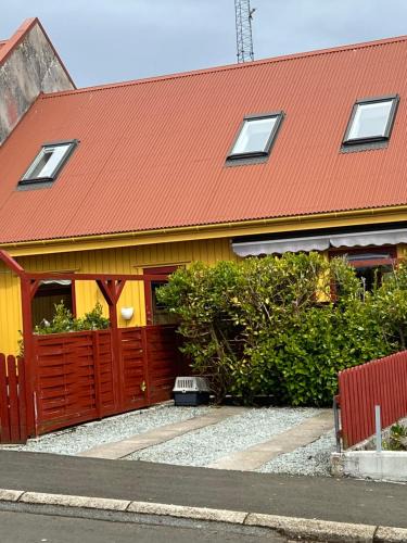 Hoyvik House | Charming city house with cozy garden