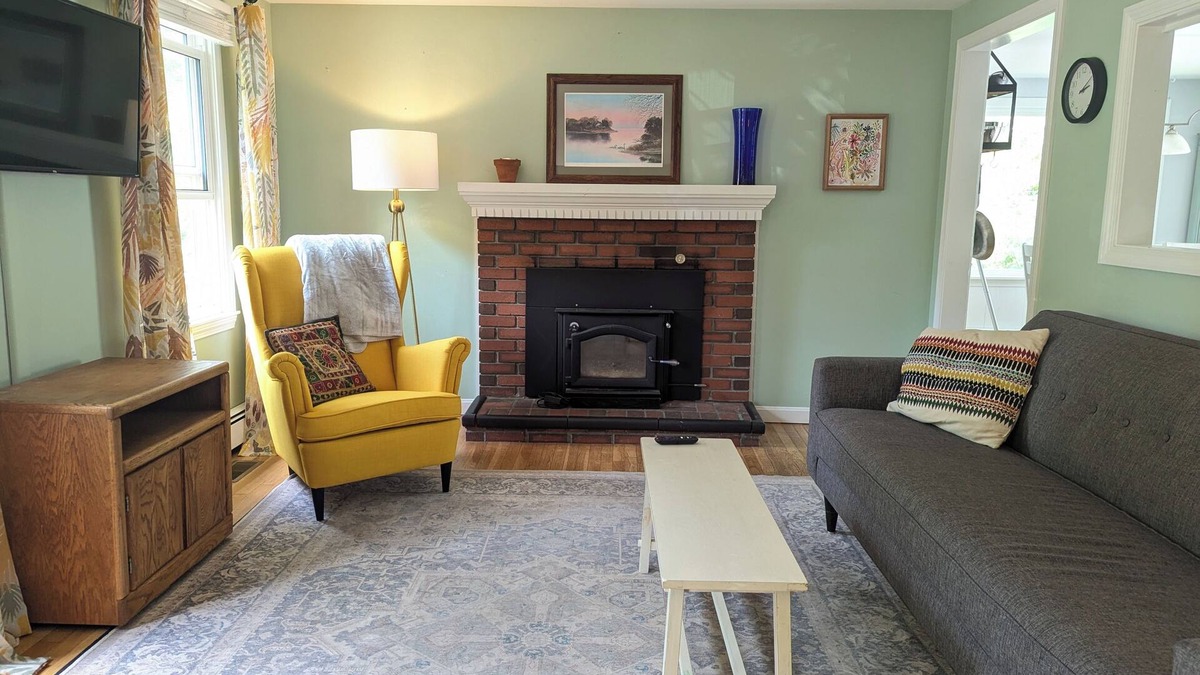 Mashpee House | Charming Classic Cape Cod Home steps away from John's Pond