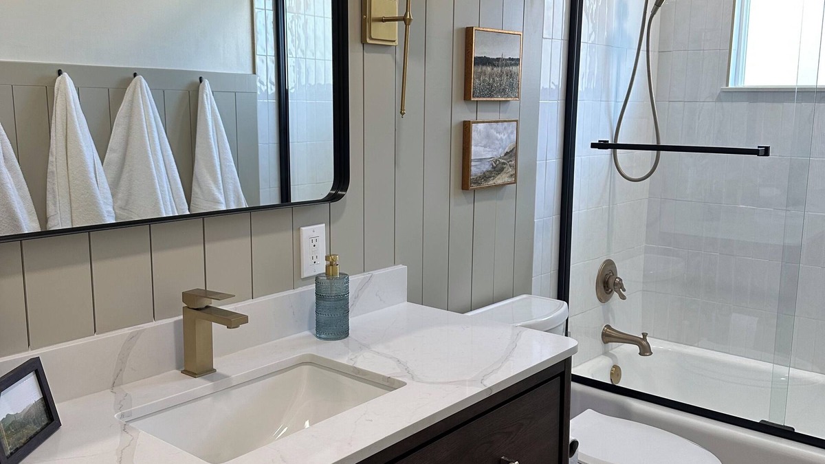 Safford House | Charming, CLEAN 3-bedroom house with AC, WiFi in Great Location