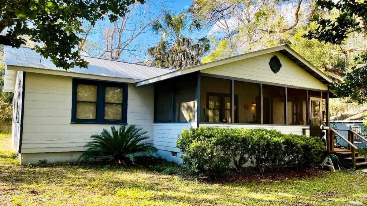 Micanopy Cottage | Charming, Clean/Cozy home one block from Downtown!