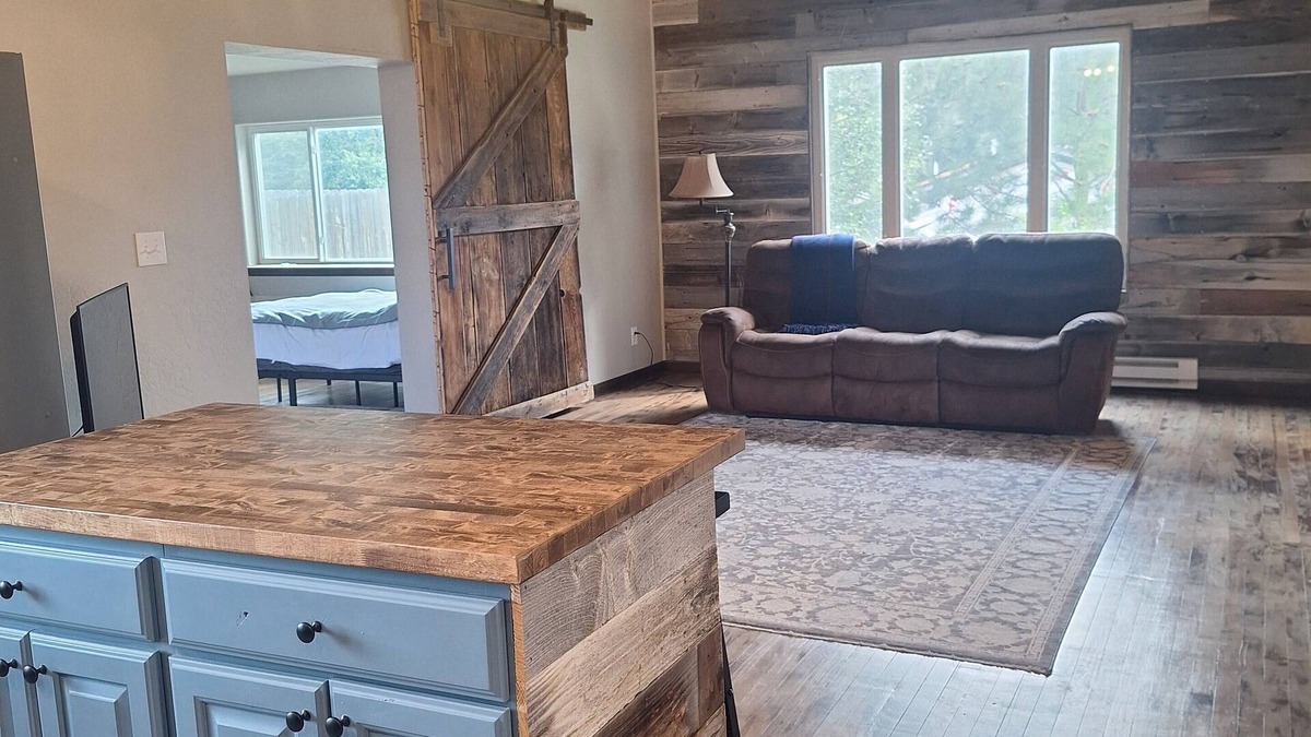 Jefferson County House | Charming, clean mountain home outside Helena, between Yellowstone/Glacier