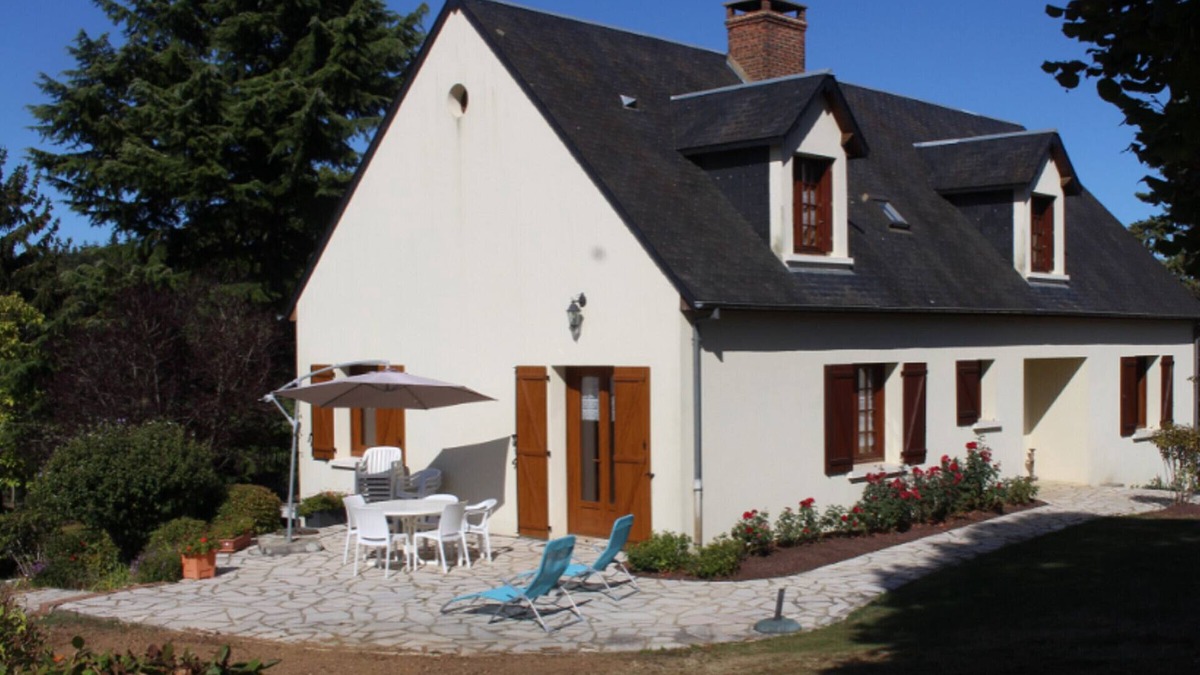 Conflans-sur-Anille Cottage | Charming Countryside House with Large Garden, Terrace, and Recreational Activities