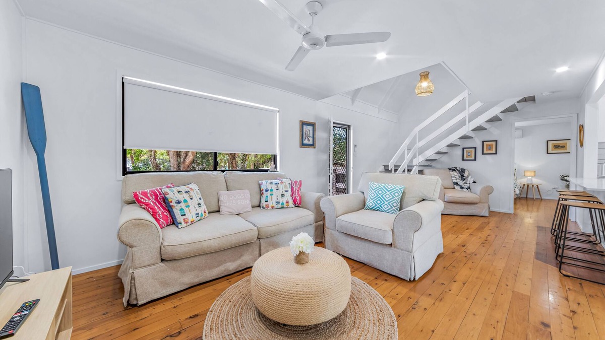 Cannonvale House | Charming Coastal Cottage - Pet Friendly, Boat Parking, Walk to Beach & Shops