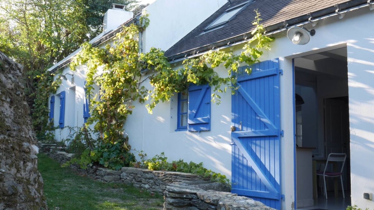 Locmaria House | Charming Coastal Cottage: Steps from Samzun Beach, Fireplace, Garden, Fully Equipped Kitchen