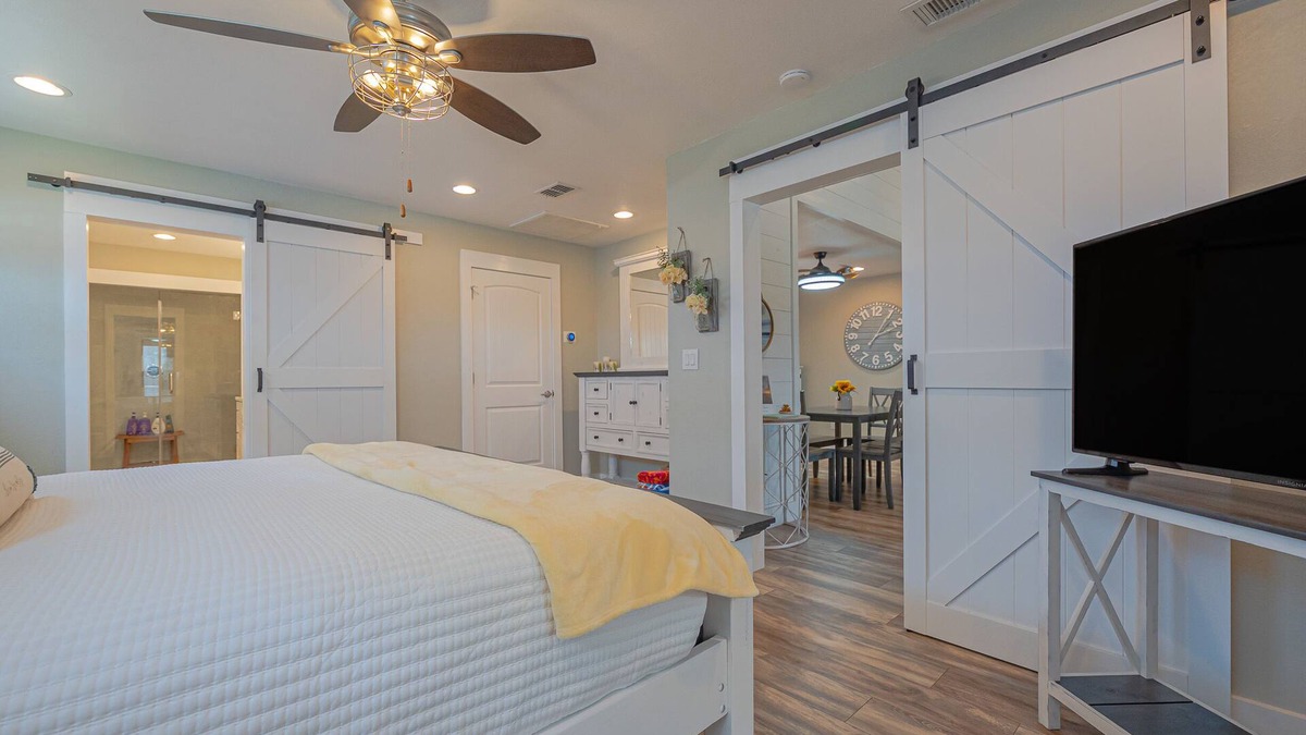 Palm Harbor House | Charming coastal home min from beach and bay! Sleeps 9!