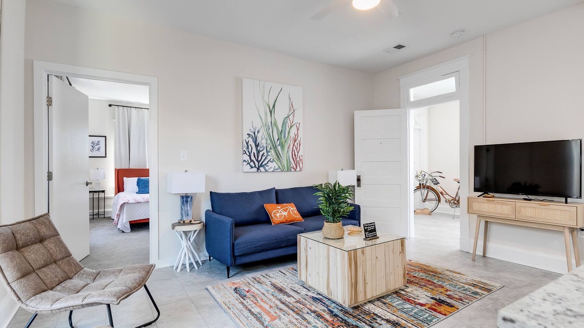 Issue Condo | Charming Coastal Getaway: Explore and Relax in our 2 Bedroom Downtown Rental