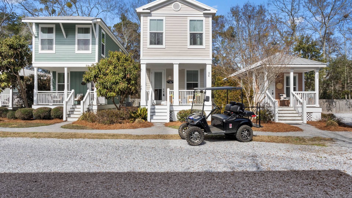 Ocean Springs Cottage | Charming Coastal Cottage in Downtown Ocean Springs – Golf Cart available!