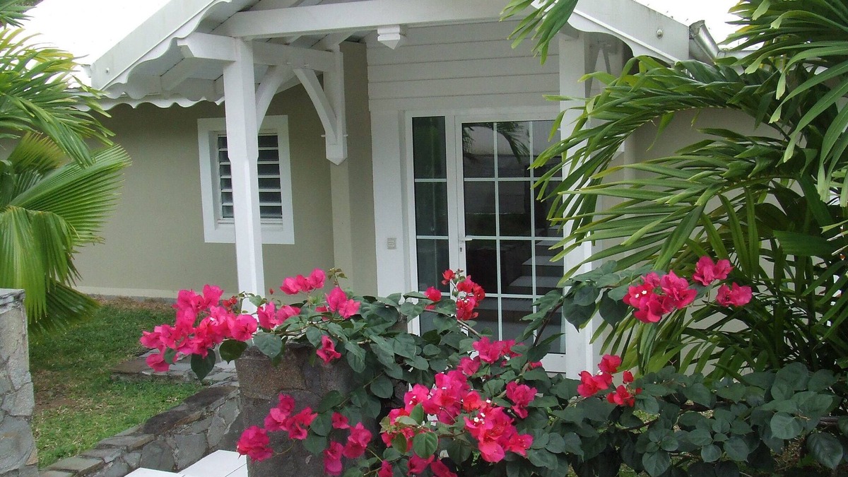 Fort-de-France Villa | Charming, comfortable and well-equipped villa terrace overlooking tropical garden