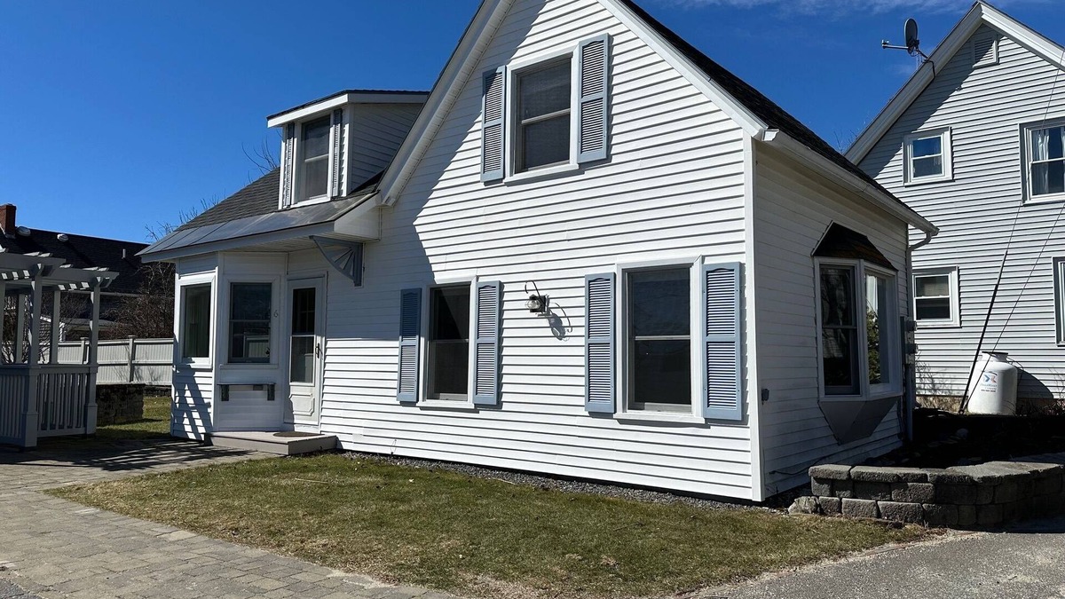 Orrs Island House | Charming, comfortable 2 Bedroom, One Bath, home, gorgeous views of Lowell's Cove-A great homeba.