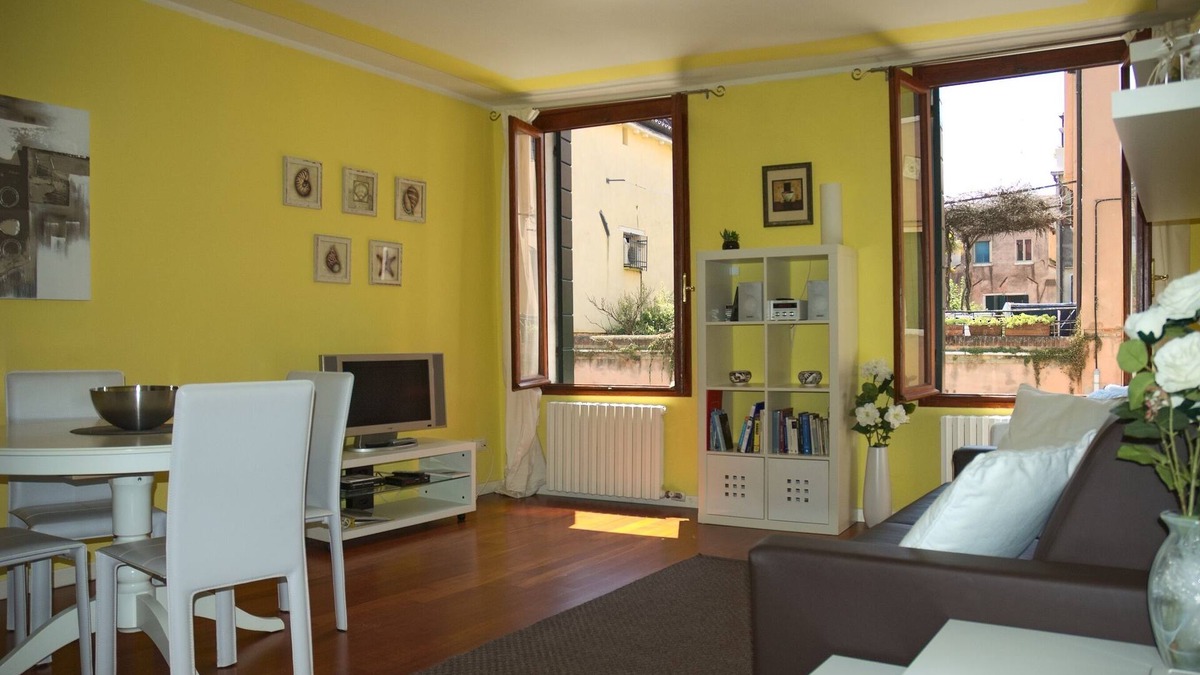 Dorsoduro Apartment | Charming, Comfortable, Fully Equipped Flat With Pictoresque Venice Canal Views