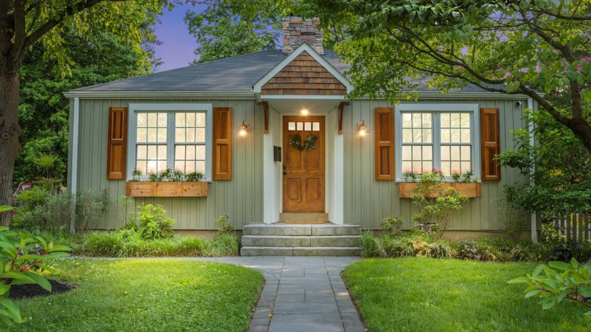 North Wales House | Charming & Comfy ☀ Near Trails ☀ Fireplace ☀ Patio