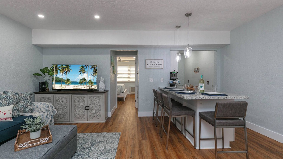 Hollywood Lakes Condo | Charming condo only 70 steps to delightful Hollywood Beach!