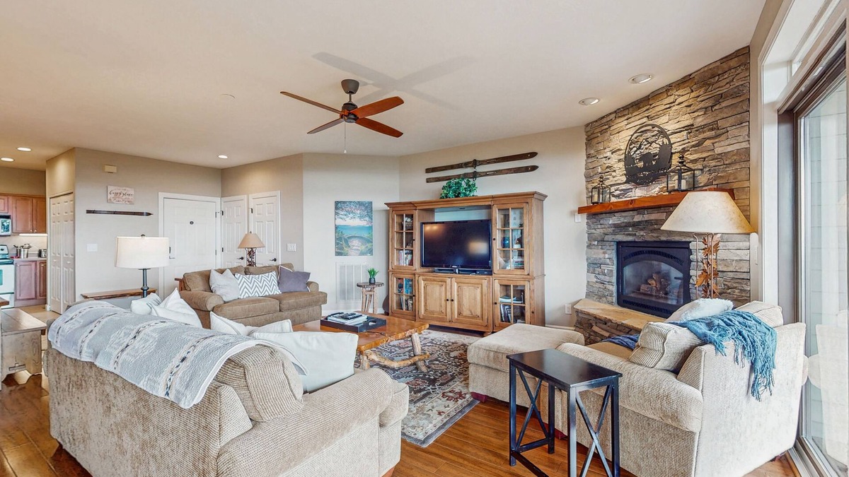 Sugar Mountain Condo | Charming condo w/free WiFi/private deck with mountain views near Sugar Mountain