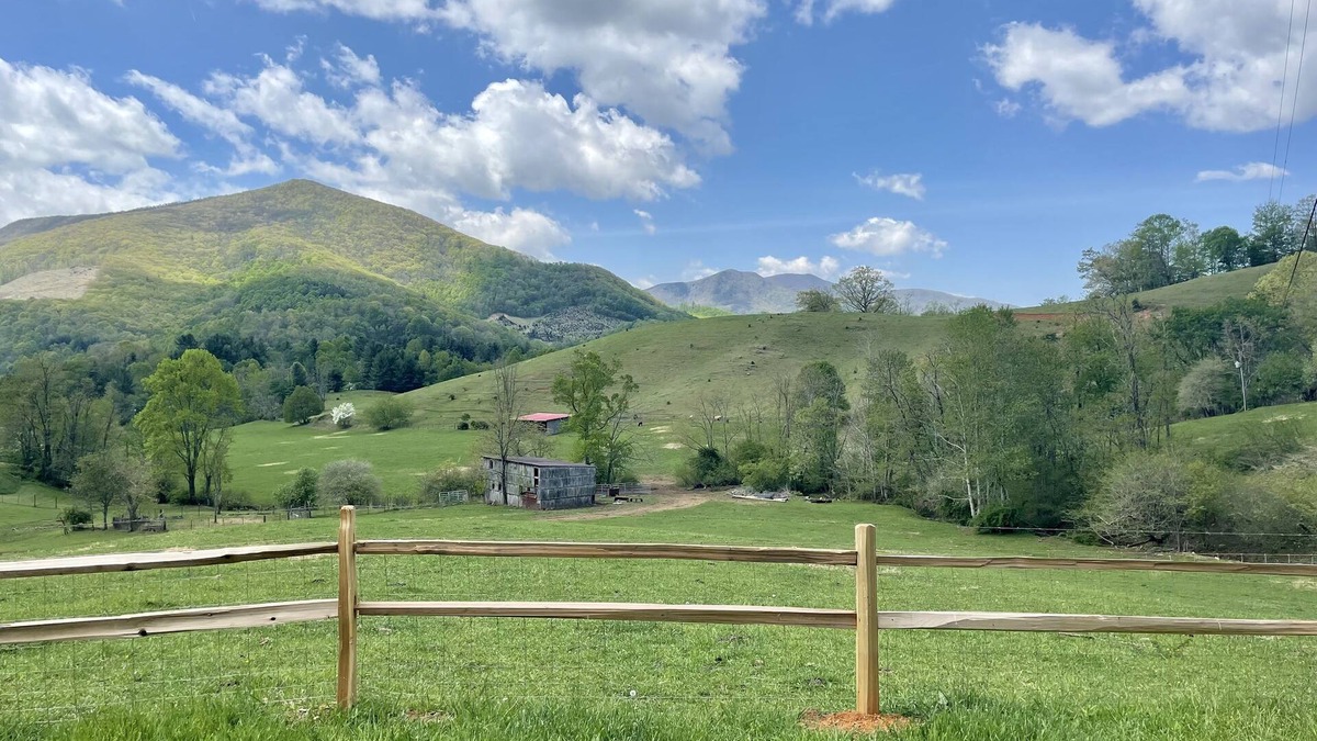 West Jefferson Condo | Charming condo w/Stunning Mountain Views near Downtown WJ