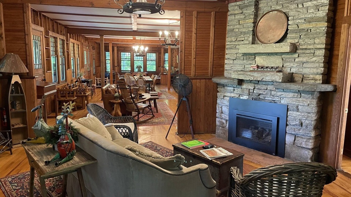 Elizabethtown House | Charming & Convenient 6 Bedroom Mountainside Lodge