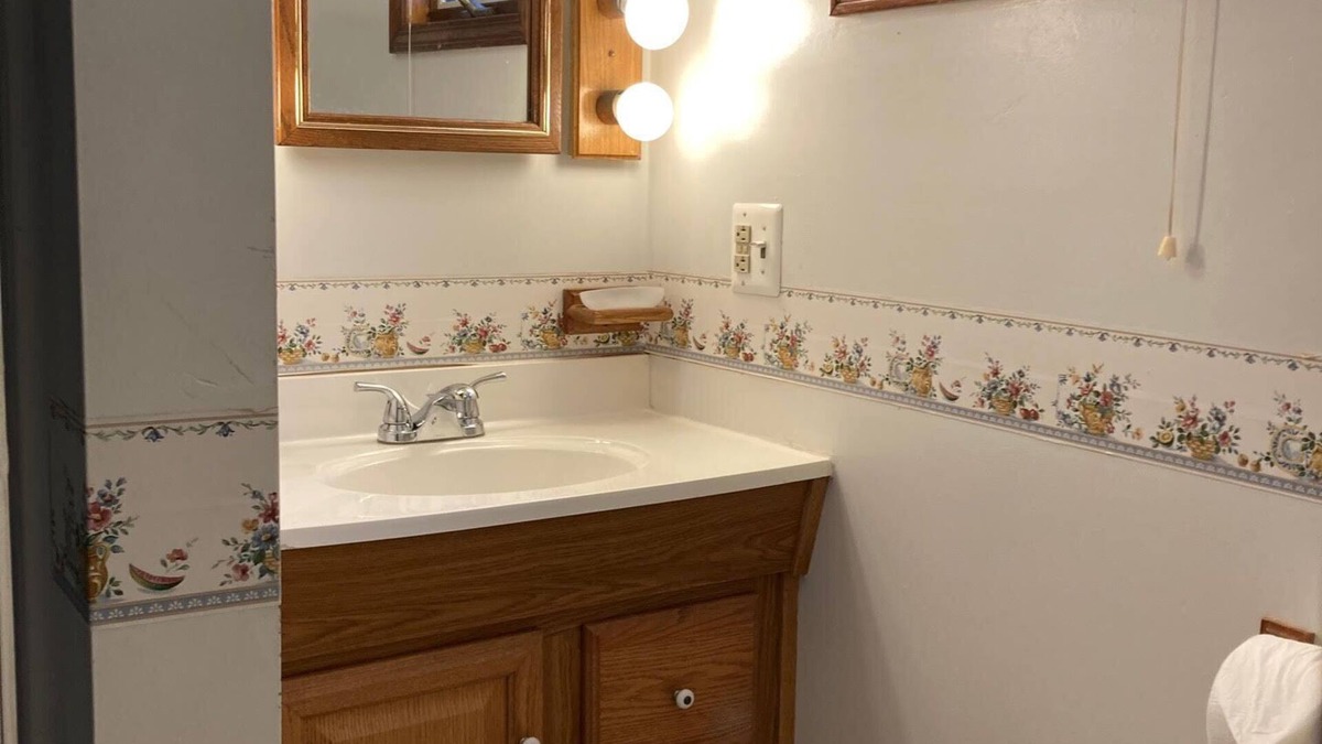East Irondequoit House | Charming, Convenience and Comfort - Minutes from Downtown Rochester