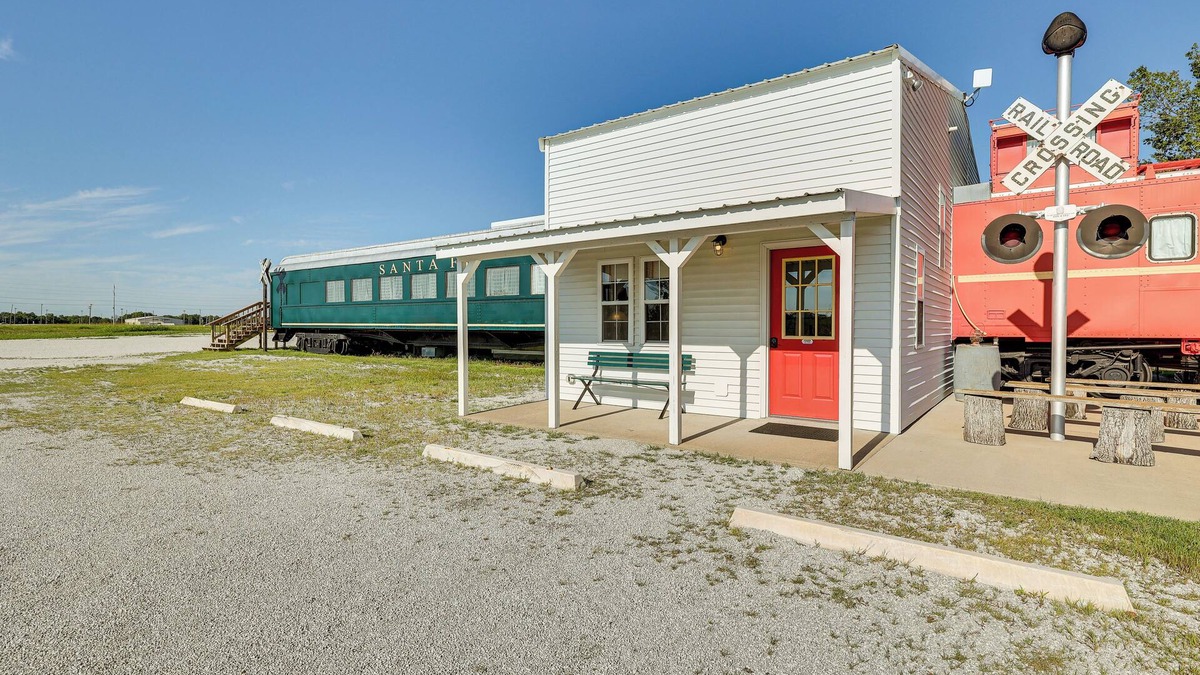 Duenweg Apartment | Charming Converted Railcar Studio in Joplin!