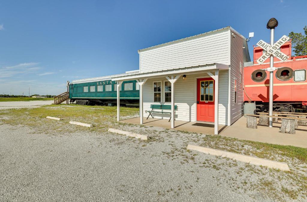 Duenweg Apartment | Charming Converted Railcar Studio in Joplin!