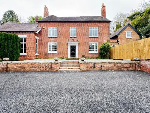 Blakedown House | Charming, Cosy & Spacious Manor House with Lake