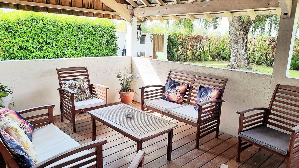 Brain-sur-Allonnes Cottage | Charming Cottage near Loire River with Garden, Covered Terrace & Easy Access to Saumur Attractions